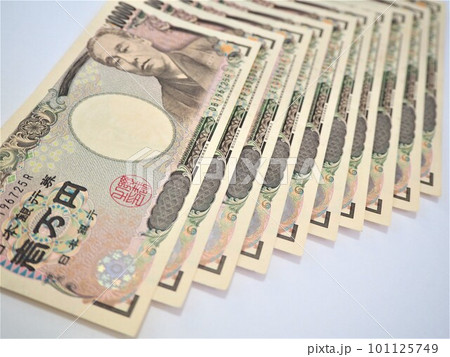 綺麗に並んだ一万円札　階段状に並んだ一万円札3 101125749