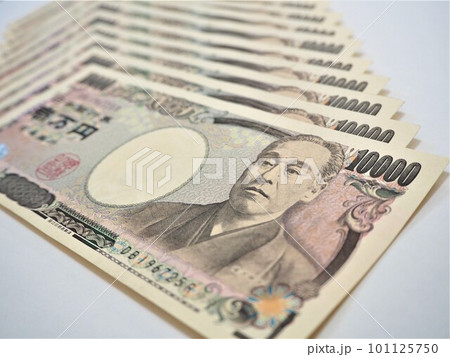 綺麗に並んだ一万円札　階段状に並んだ一万円札4 101125750