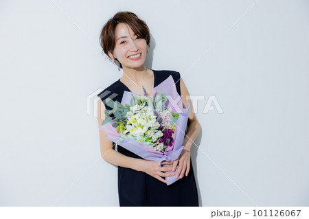 花束を持つ女性 101126067