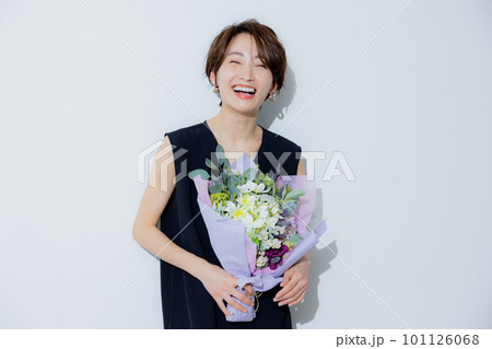 花束を持つ女性 花束を持つ女性 101126068