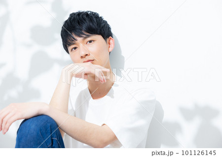 白いTシャツの男性 101126145