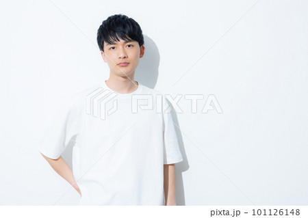白いTシャツの男性 白いTシャツの男性 101126148