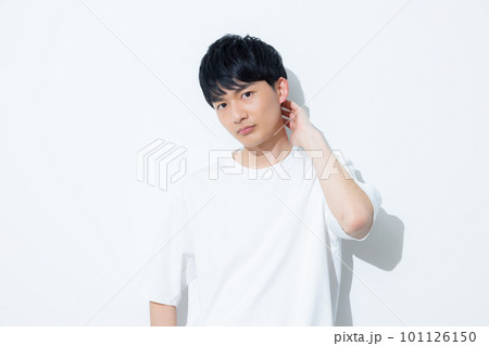 白いTシャツの男性 101126150