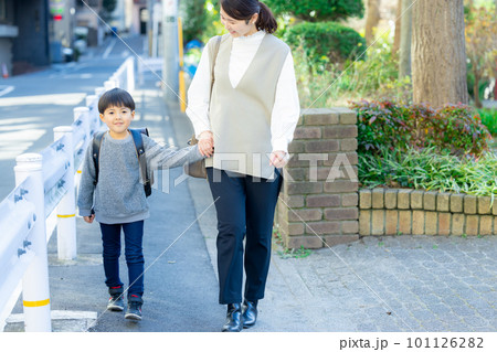 母親と手を繋いで歩く小学生の男の子 101126282