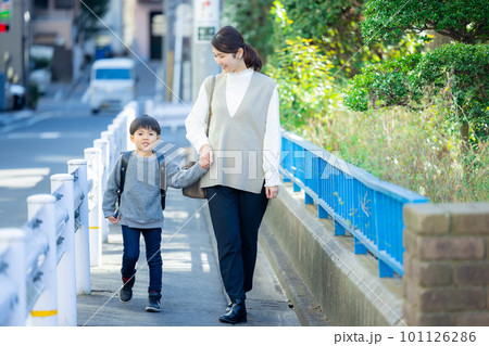 母親と手を繋いで歩く小学生の男の子 母親と手を繋いで歩く小学生の男の子 101126286