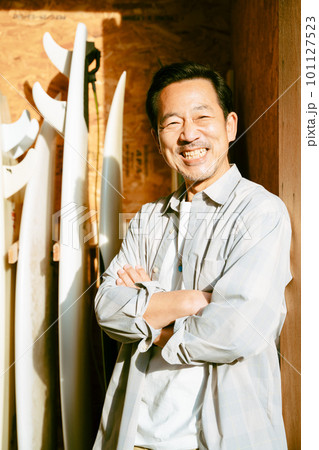 サーフィンを楽しむシニア男性 サーフィンを楽しむシニア男性 101127523