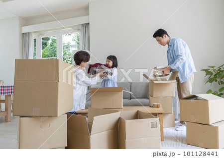 引越しの準備をする家族　イメージ 101128441