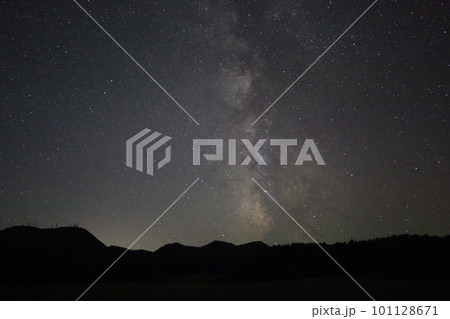 北海道、弟子屈町の大平原から臨む満天の星空・天の川 北海道、弟子屈町の大平原から臨む満天の星空・天の川 101128671