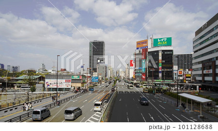 歩道橋から見た天王寺駅前の風景 101128688