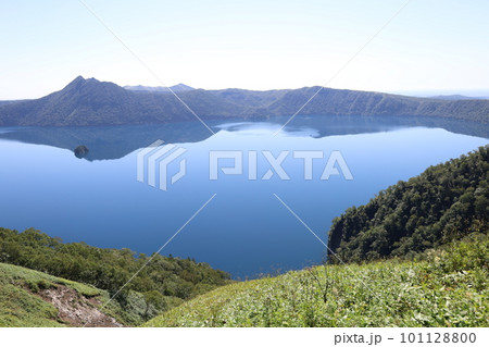 夏の北海道、鏡のように澄みきった限りなくブルーの摩周湖 101128800