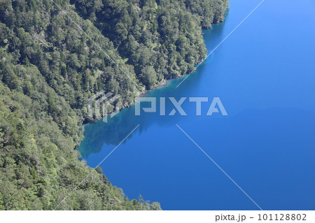 夏の北海道、鏡のように澄みきった限りなくブルーの摩周湖 夏の北海道、鏡のように澄みきった限りなくブルーの摩周湖 101128802