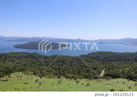 北海道、広大な大地と湖を眺める快晴の美幌峠、屈斜路湖 101129123