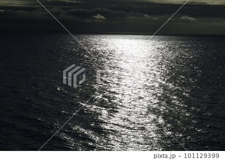 夏の北海道　噴き続ける大地のエネルギーを感じるアトサヌプリ・硫黄山 101129399