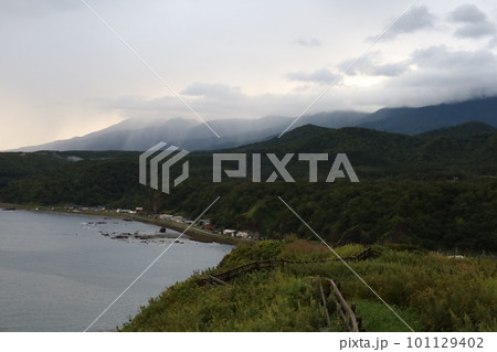夏の北海道　噴き続ける大地のエネルギーを感じるアトサヌプリ・硫黄山 101129402