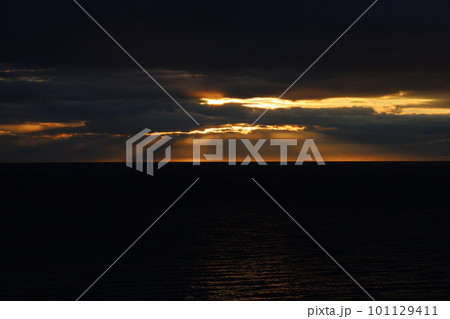 夏の北海道　噴き続ける大地のエネルギーを感じるアトサヌプリ・硫黄山 101129411