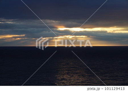 夏の北海道　噴き続ける大地のエネルギーを感じるアトサヌプリ・硫黄山 101129413