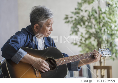 ギターを弾く60代の男性 101129459