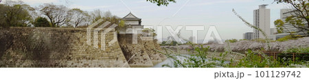 堀と桜と城壁の風景 101129742