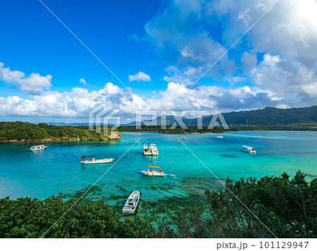 川平湾に浮かぶ船 101129947