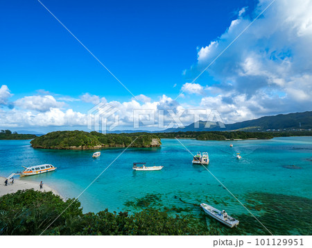 川平湾に浮かぶ船 101129951