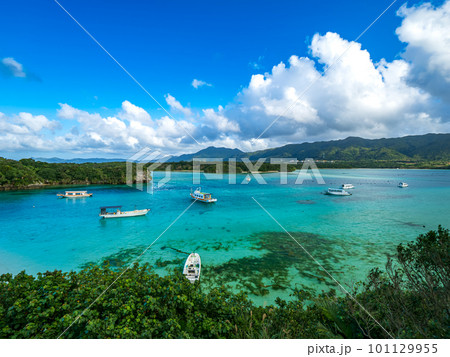 川平湾に浮かぶ船 101129955