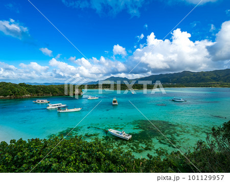 川平湾に浮かぶ船 川平湾に浮かぶ船 101129957