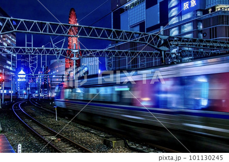 夜の大阪駅を発着する電車 夜の大阪駅を発着する電車 101130245