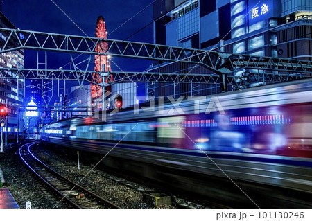 夜の大阪駅を発着する電車 夜の大阪駅を発着する電車 101130246