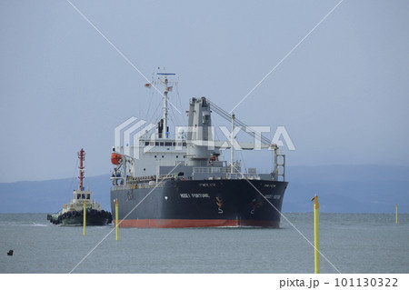 大牟田市　三池港　入港する貨物船、 101130322