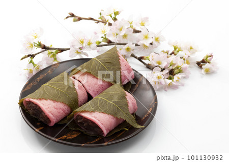 春の和菓子桜餅_長命寺餅_白バック 101130932
