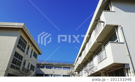 渡り廊下で繋がる学校の校舎 渡り廊下で繋がる学校の校舎 101131046