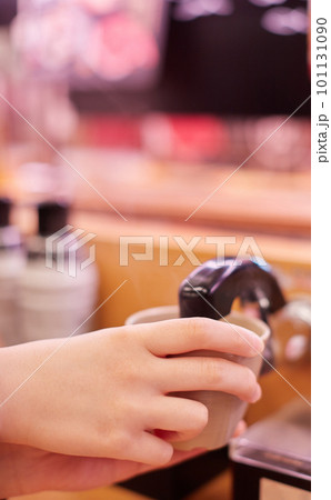 回転寿司の店でお茶を飲む子供の手元の写真 回転寿司の店でお茶を飲む子供の手元の写真 101131090