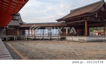 橋掛越しに大鳥居がのぞく能舞台　厳島神社　世界遺産　 101132538