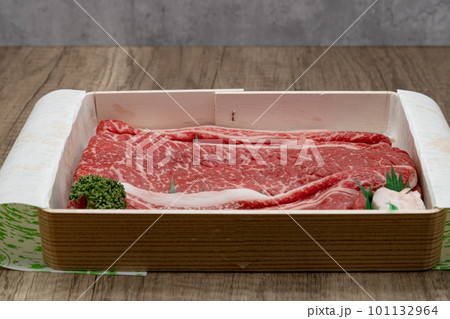 化粧箱に入った和牛　高級な精肉の但馬牛 101132964