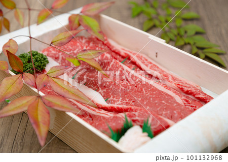 化粧箱に入った和牛　高級な精肉の但馬牛 101132968