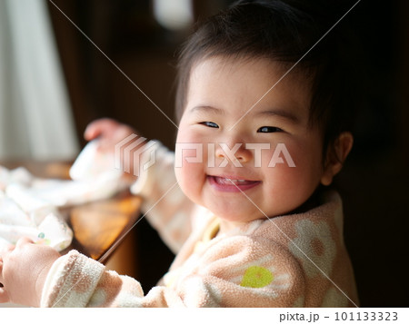 笑顔がかわいい女の子のつかまり立ち写真 101133323