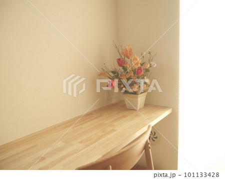 窓辺のカウンターに飾られた花 101133428