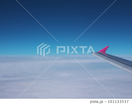成層圏を飛ぶジェット旅客機内からの景色と翼 成層圏を飛ぶジェット旅客機内からの景色と翼 101133537
