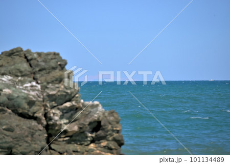 《三重県》伊勢市二見浦 夫婦岩の上から見える海 《三重県》伊勢市二見浦 夫婦岩の上から見える海 101134489