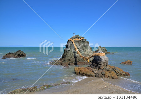 《三重県》伊勢市二見浦 夫婦岩と青い海 《三重県》伊勢市二見浦 夫婦岩と青い海 101134490