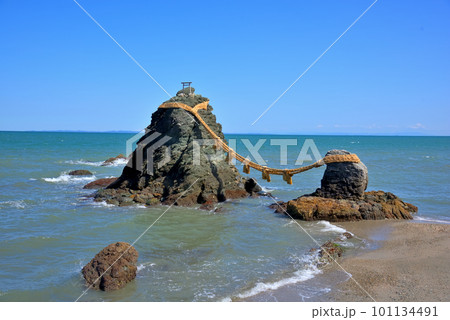 《三重県》伊勢市二見浦 夫婦岩と青い海 《三重県》伊勢市二見浦 夫婦岩と青い海 101134491
