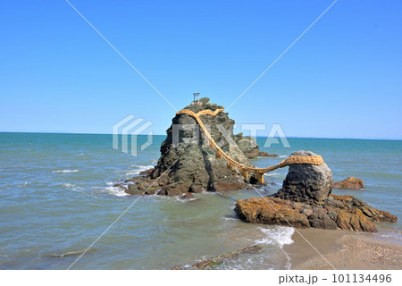 《三重県》伊勢市二見浦 夫婦岩と青い海 《三重県》伊勢市二見浦 夫婦岩と青い海 101134496