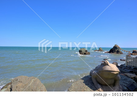 《三重県》伊勢市二見浦　夫婦岩と青い海 101134502