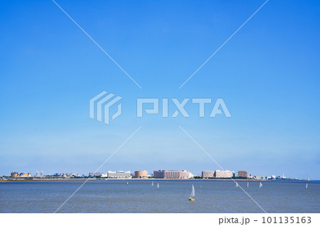 浦安市 舞浜 と 東京湾 を 新木場 から望む　【 千葉県 の 風景 】 101135163