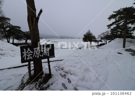 2023年3月の冬の福島県の裏磐梯の檜原湖 101136462