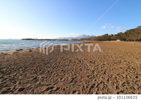 2023年3月の福島県猪苗代の志田浜からの磐梯山の眺め 101136635