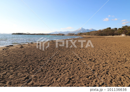 2023年3月の福島県猪苗代の志田浜からの磐梯山の眺め 101136636
