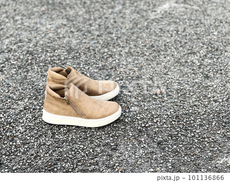 アスファルトの上に右向きに置いたベージュの靴 101136866