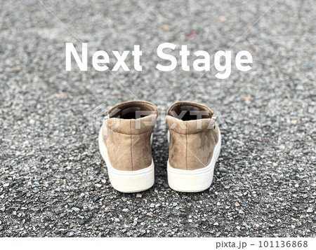 アスファルトの上に置いたベージュの靴とNextStage文字 アスファルトの上に置いたベージュの靴とNextStage文字 101136868