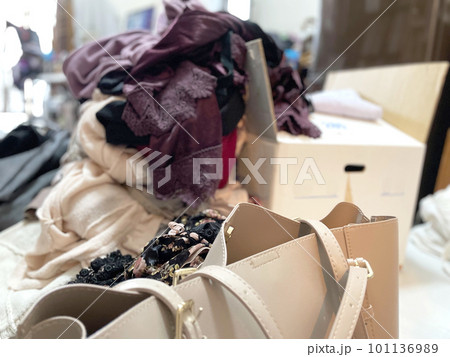 女性用バッグと散らかった洋服 女性用バッグと散らかった洋服 101136989
